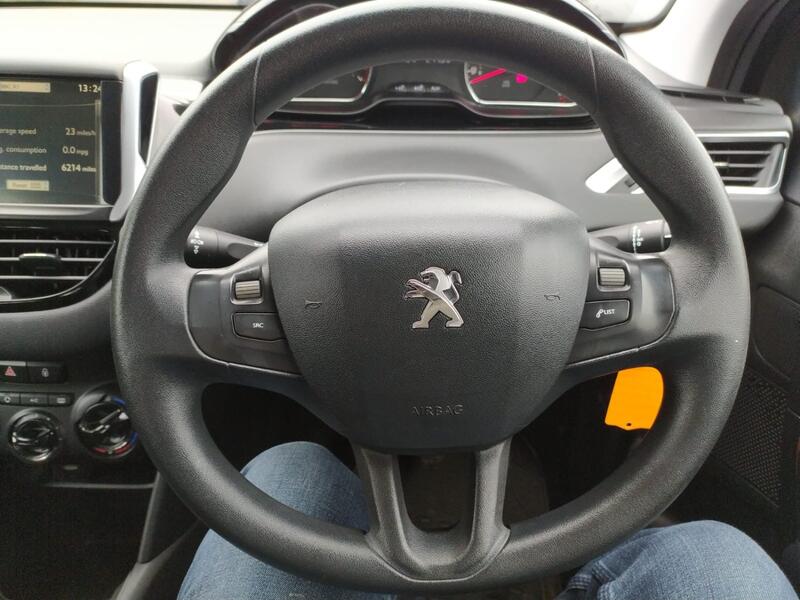 PEUGEOT 208